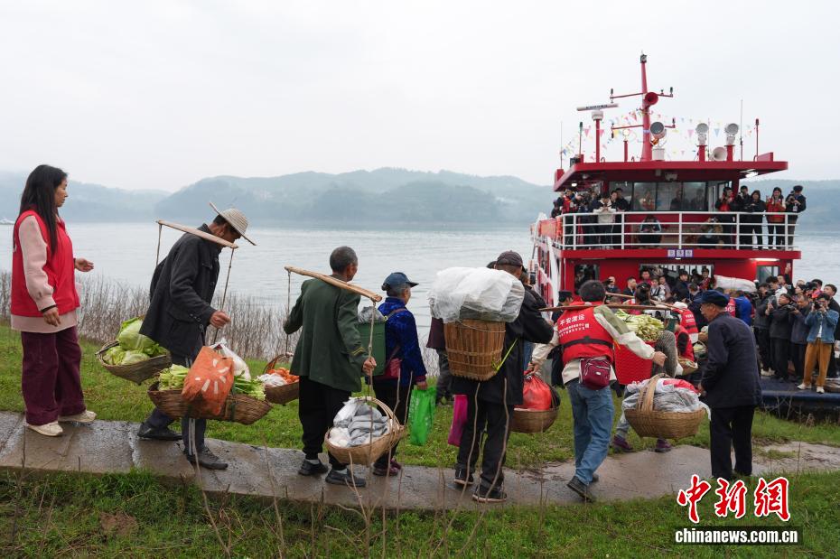 ネットで人気の「カゴを背負って長江を渡る」新しい船が運航開始　重慶市