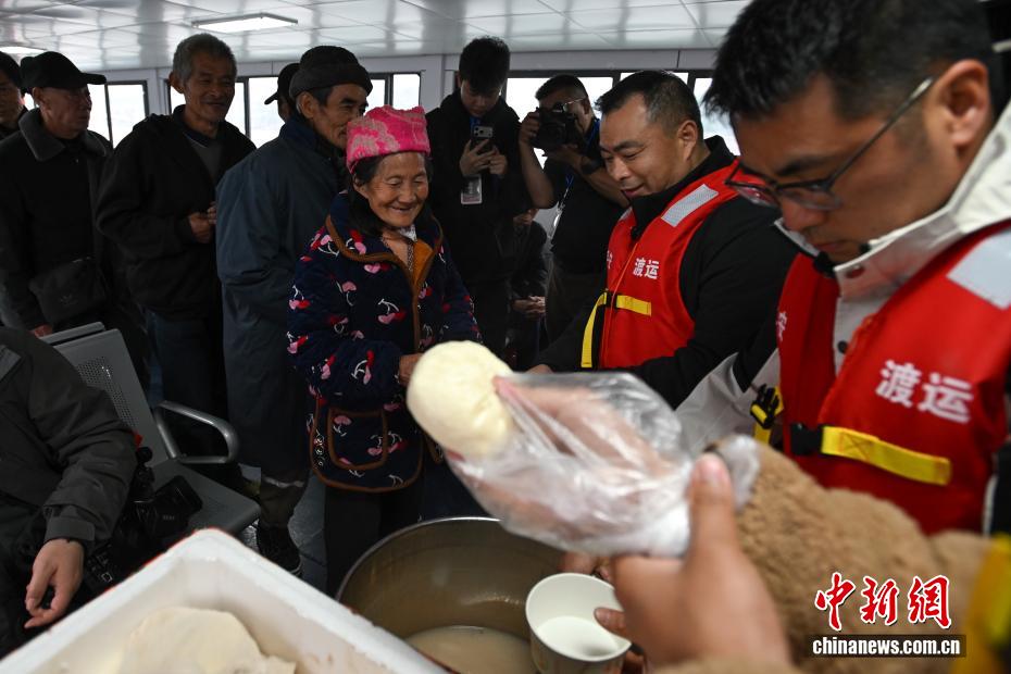 ネットで人気の「カゴを背負って長江を渡る」新しい船が運航開始　重慶市