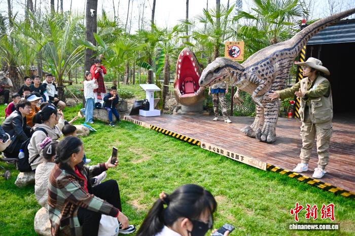 初めての「春休み」を満喫する子どもたち　安徽省合肥