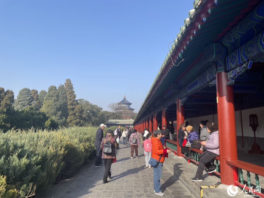 天壇公園でくつろぐ人々。編み物をしながらおしゃべりする女性たちの姿も見られた。(撮影・勝又あや子)