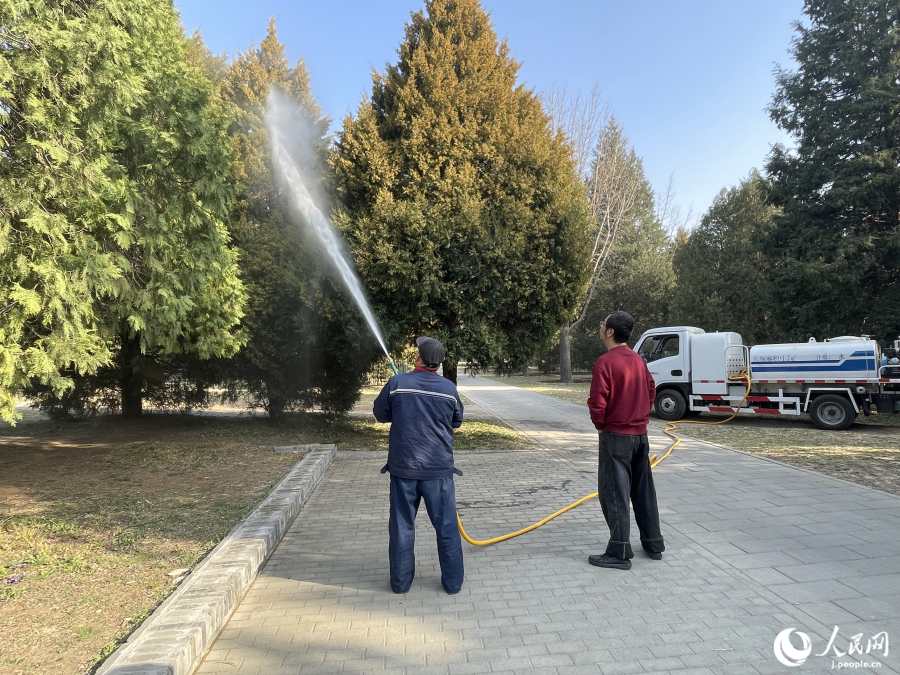 花粉の飛散を防止する散水作業。(撮影・勝又あや子)