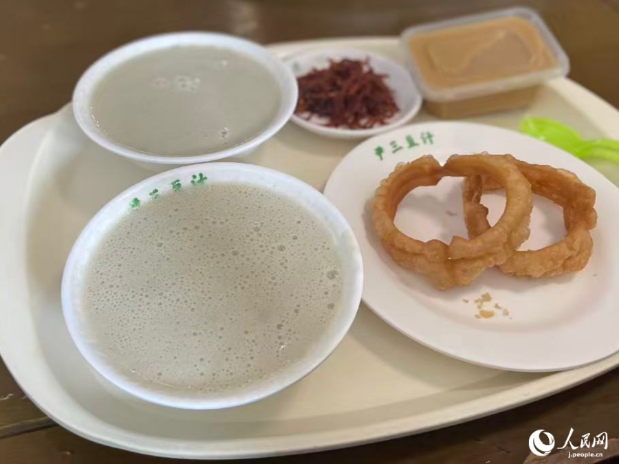 尹三豆汁店の豆汁と焦圏、漬物。(撮影・勝又あや子)