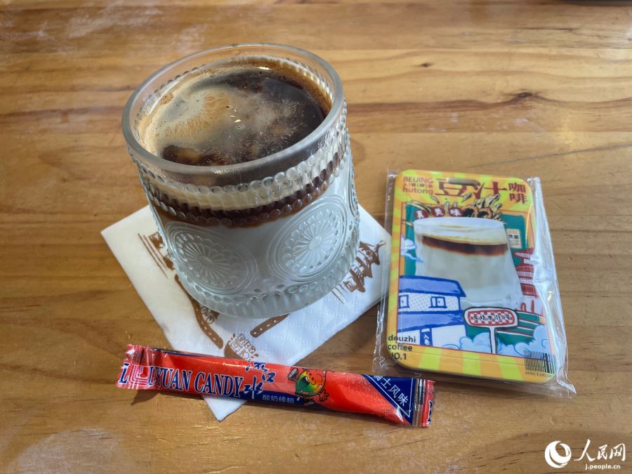 豆汁コーヒーには口直し用のキャンディーがセットで付く。豆汁カードケースはおまけ。(撮影・勝又あや子)