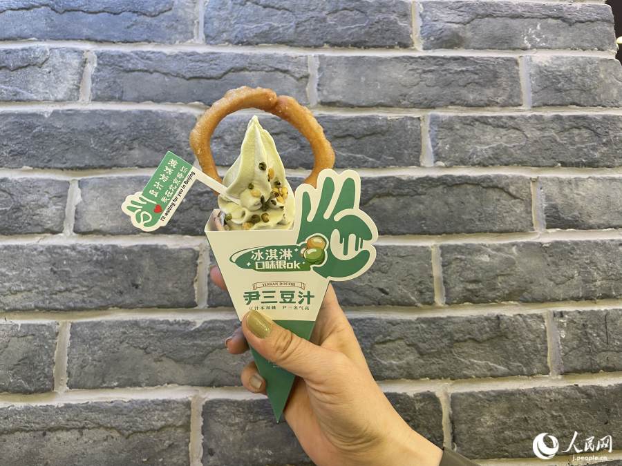 豆汁の風味あふれる豆汁ソフト(撮影・勝又あや子)