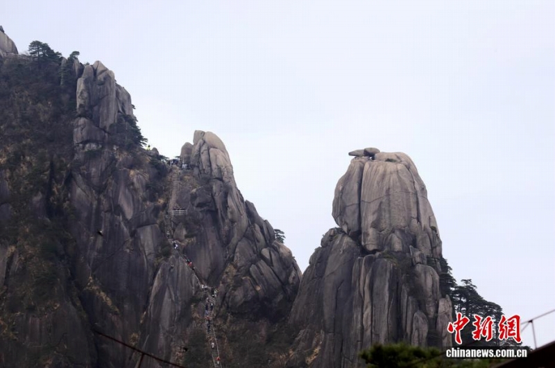天都峰の絶景（4月7日撮影・蔡季安）。