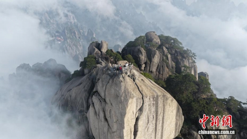 天都峰の絶景（4月7日撮影・蔡季安）。