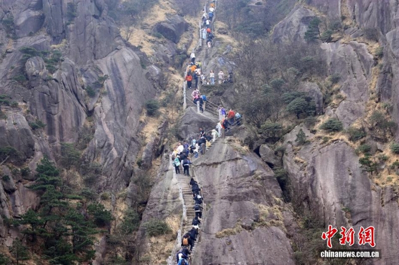 天都峰に登る観光客（4月7日撮影・蔡季安）。