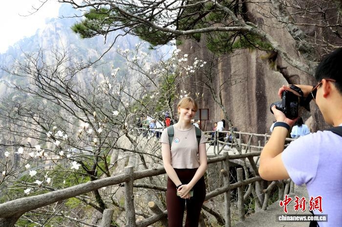 黄山で記念写真を撮影する外国人観光客（4月7日撮影・蔡季安）。