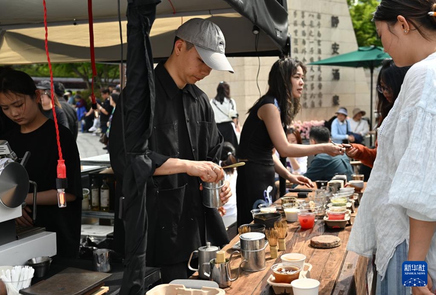 コーヒーの香り漂う春の静安　上海市