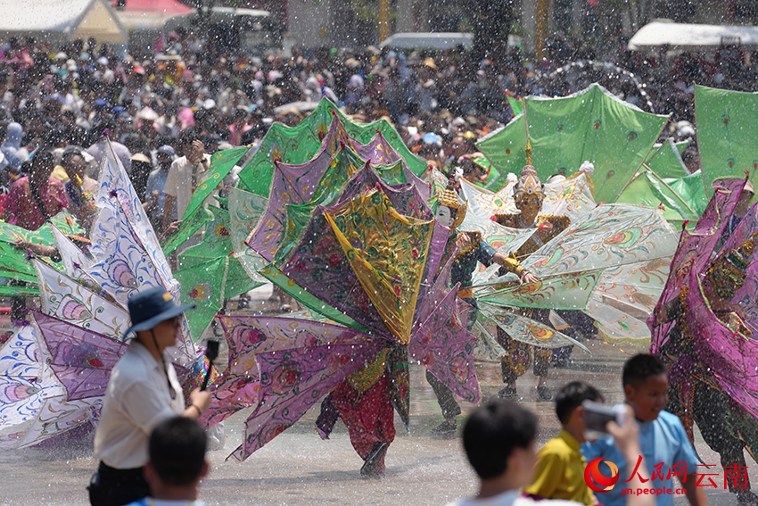 雲南省孟連県で「水かけ祭り」開催　数万人が熱狂
