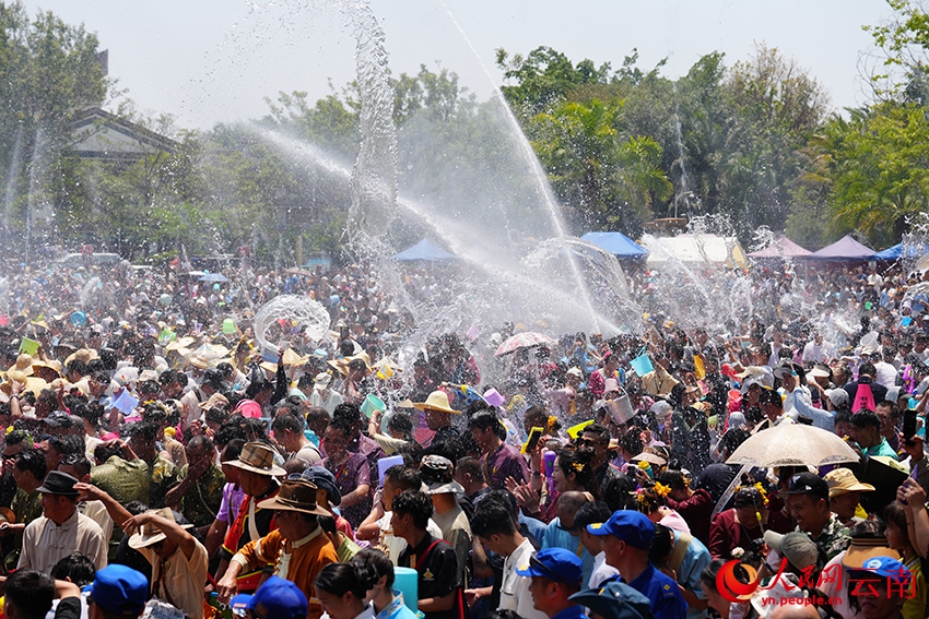 雲南省孟連県で「水かけ祭り」開催　数万人が熱狂