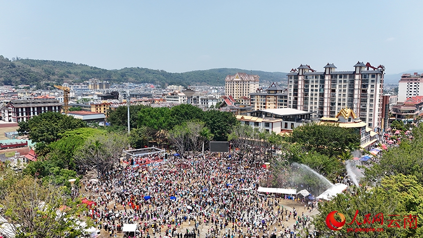 雲南省孟連県で「水かけ祭り」開催　数万人が熱狂