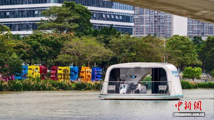 蕉門河を移動する自動運転スマート遊覧船（写真提供・南沙区政府）。