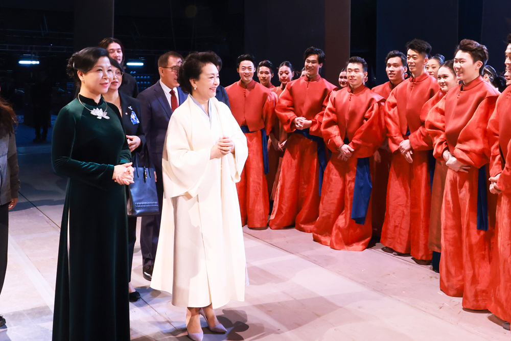 中越首脳夫人が中国国家大劇院を見学