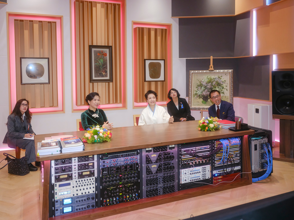 中越首脳夫人が中国国家大劇院を見学