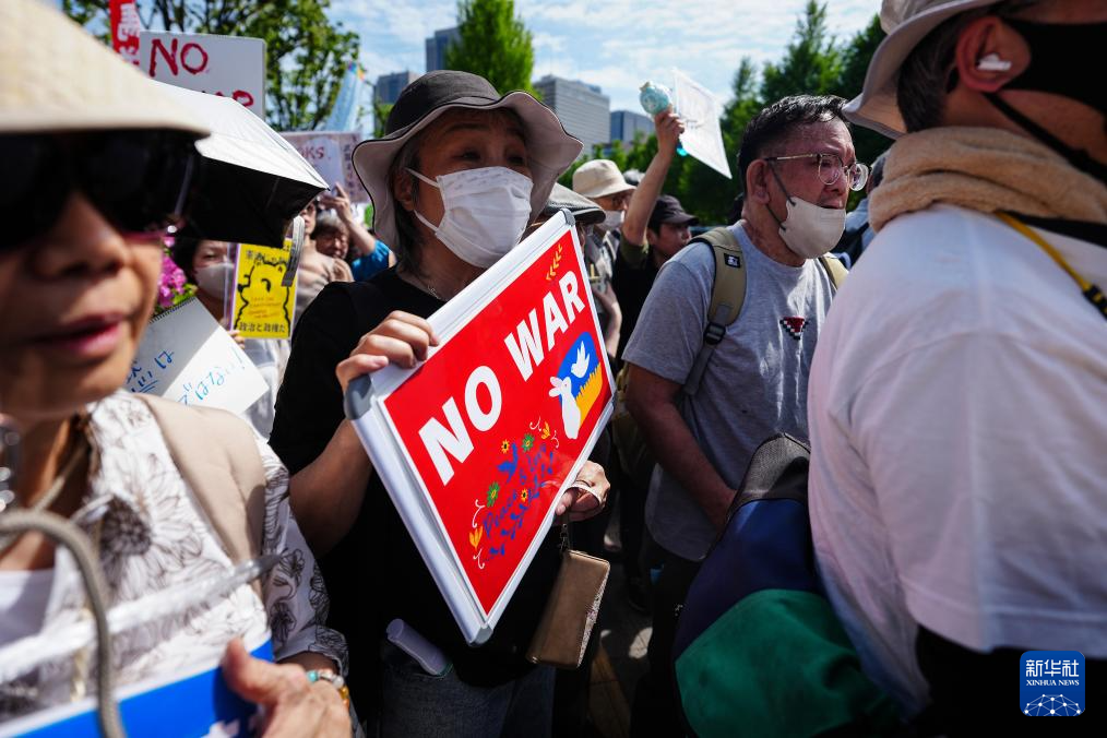 日本の国会周辺で3万6000人が集会、高市政権の改憲の企てに抗議