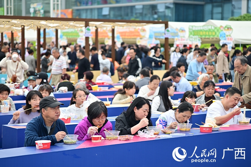 各種米粉を食べる市民や観光客（撮影・雷琦竣）。