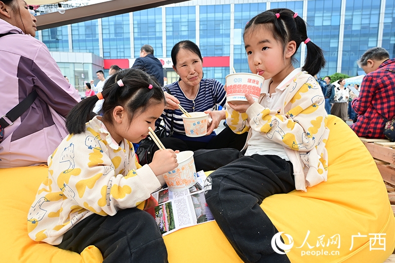 米粉を食べる女の子たち（撮影・雷琦竣）。