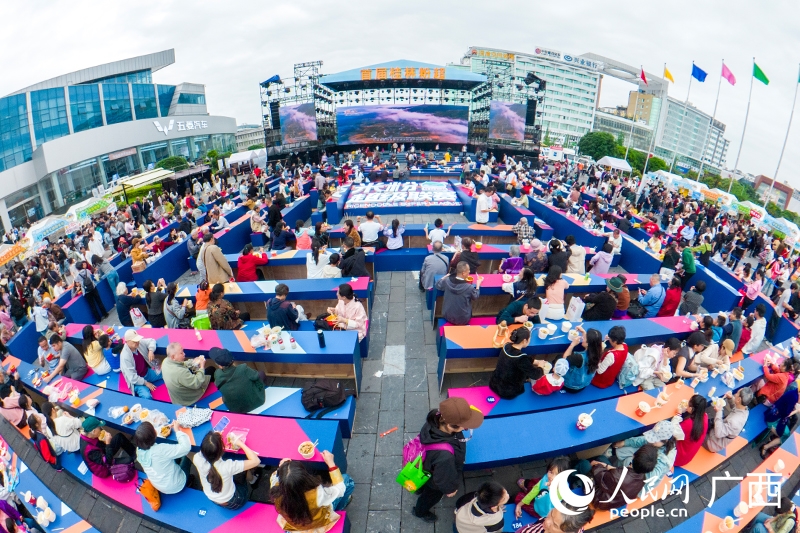 各種米粉を食べる市民や観光客（撮影・雷琦竣）。