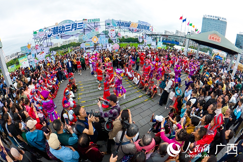 バンブーダンスのパフォーマンス（撮影・雷琦竣）。