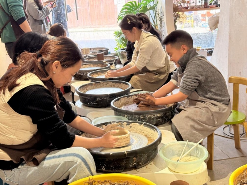 重慶市栄昌区のある陶芸ワークショップで陶芸を体験する観光客（撮影・呉燕霞）。