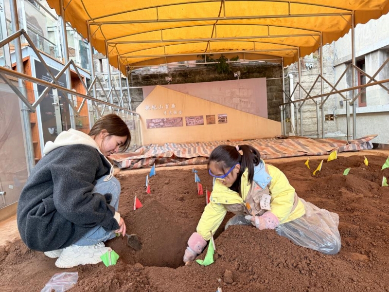 重慶市文物考古研究院の枇杷山宝庫で、発掘作業を体験する女性（写真提供・取材対象者）。