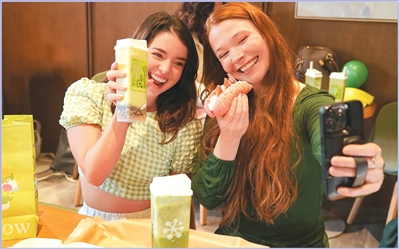 奈雪的茶（Naixue）の米国・シリコンバレー店で、午後のお茶を飲み写真撮影を楽しむ客。（写真提供・取材対象者）