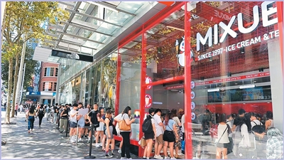 顧客が長い行列を作る蜜雪氷城（MIXUE）のオーストラリアにある店舗。（写真提供・取材対象者）