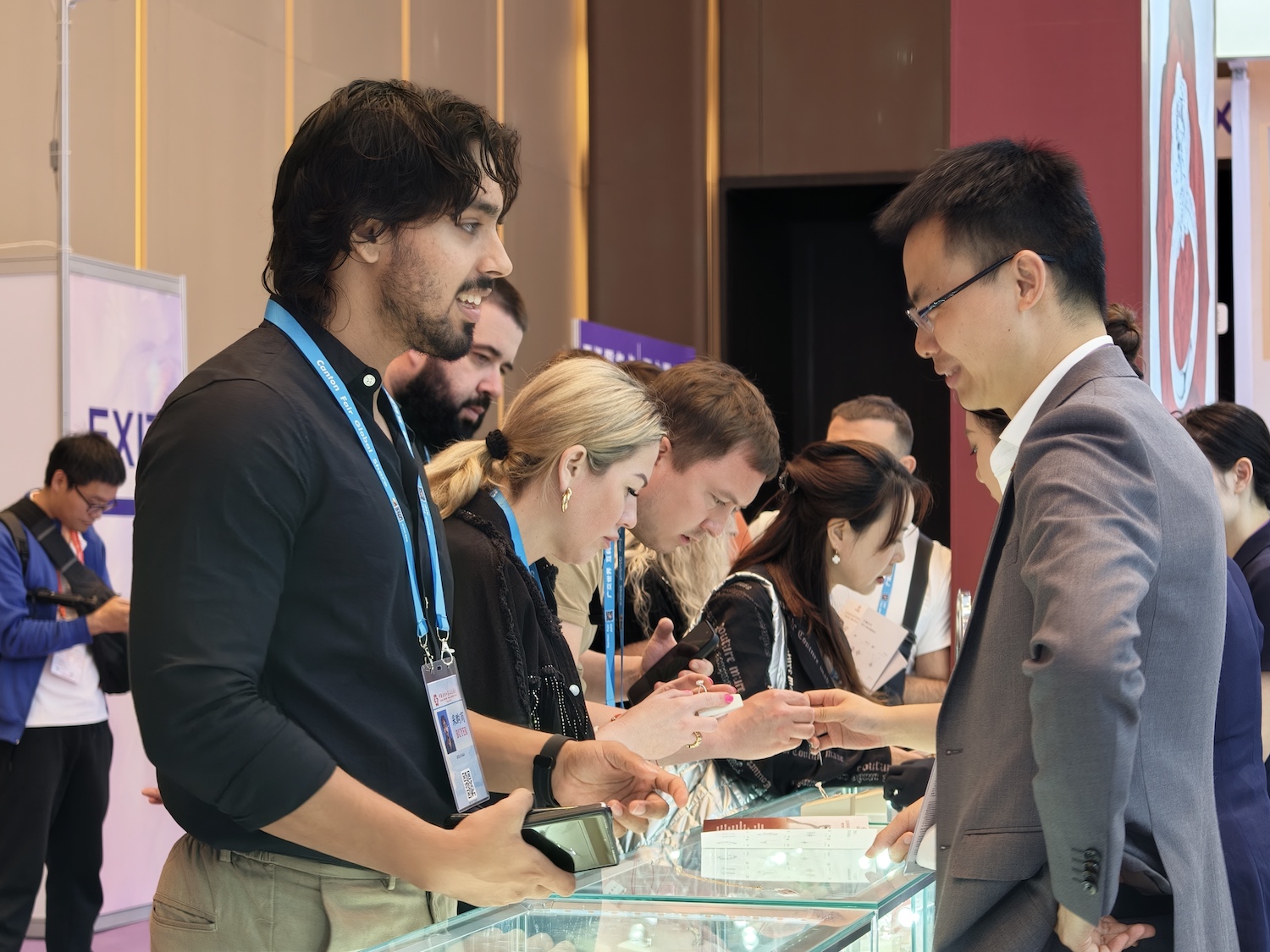 第139回広州交易会の会場で、ファッションダイヤについて説明を受ける海外からのバイヤー（4月23日撮影・王雅蝶）。