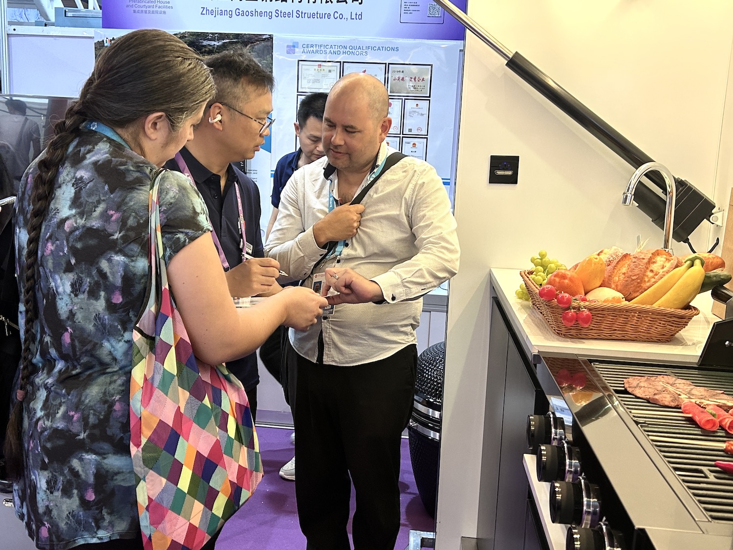 第139回広州交易会の会場で、モバイルキッチンの説明に耳を傾ける海外からのバイヤー（4月23日撮影・蘭航宇）。