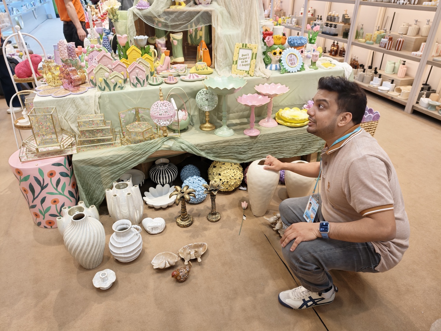 第139回広州交易会の会場で、陶磁器工芸品を選ぶ海外からのバイヤー（4月23日撮影・王雅蝶）。