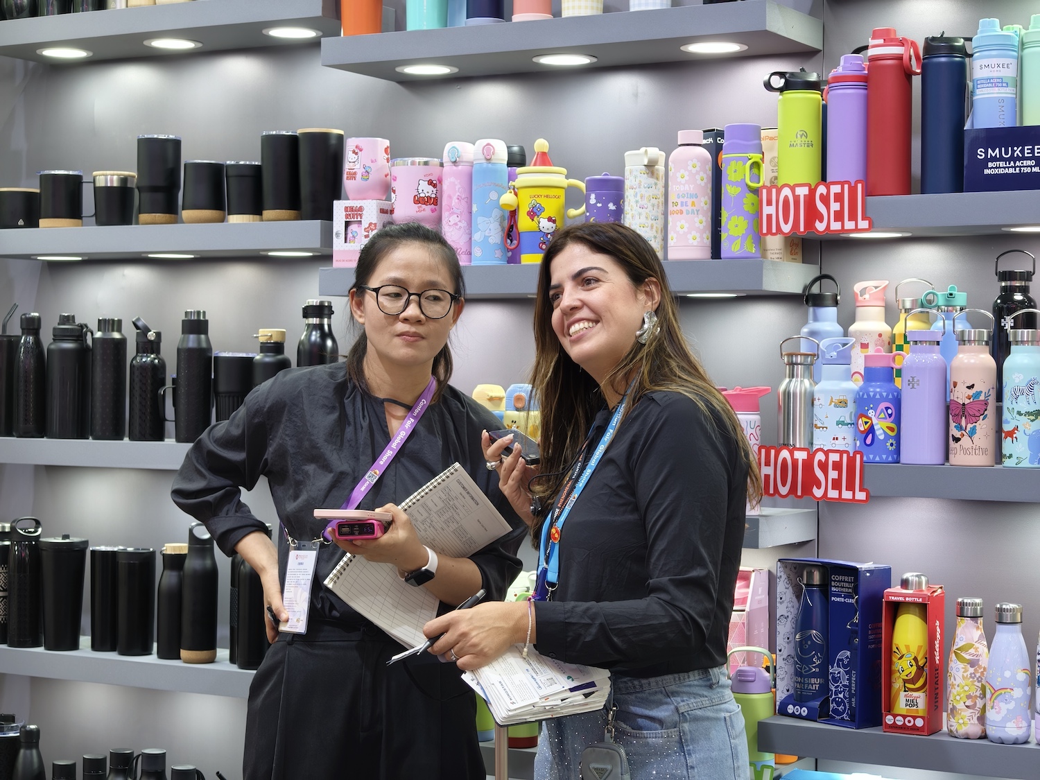 第139回広州交易会の会場で、翻訳ソフトを使って商談を行うビジネスマン（4月23日撮影・王雅蝶）。