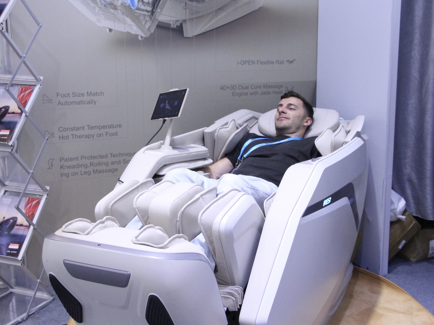 第139回広州交易会の会場で、スマートマッサージチェアを体験する海外からのバイヤー（4月23日撮影・陳瓊）。