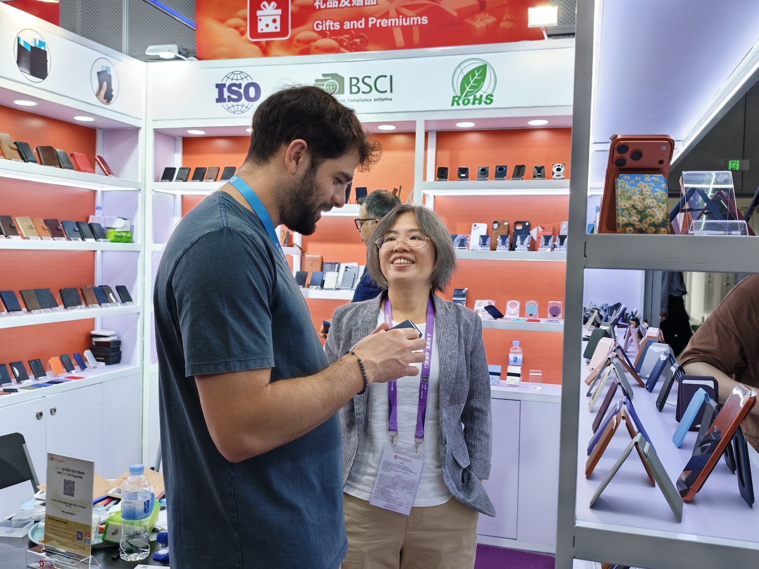 第139回広州交易会の会場で、磁気カードケースについて商談するビジネスマン（4月23日撮影・王雅蝶）。