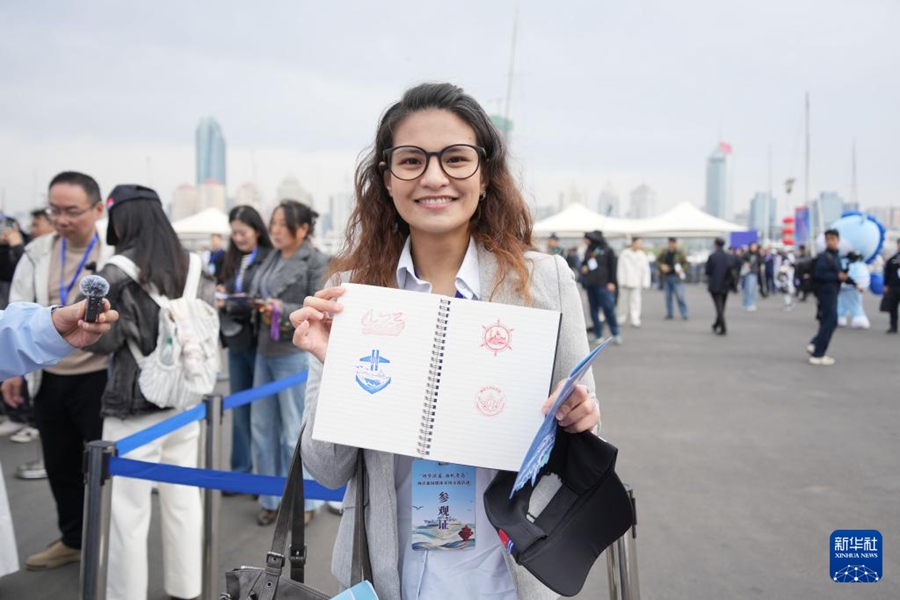 4月23日、埠頭で記念写真を撮る台湾同胞（撮影・李傑）。