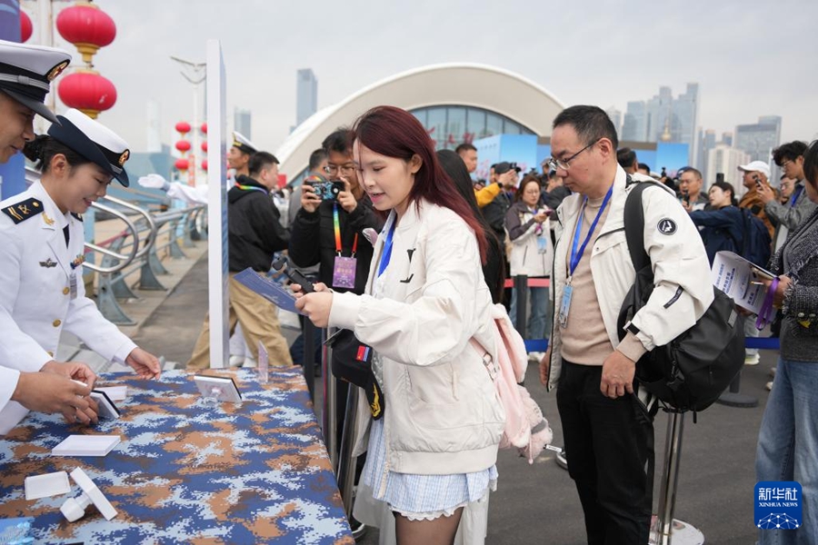 4月23日、海軍創設77周年記念の艦艇一般公開イベントに参加した台湾同胞（撮影・李傑）。