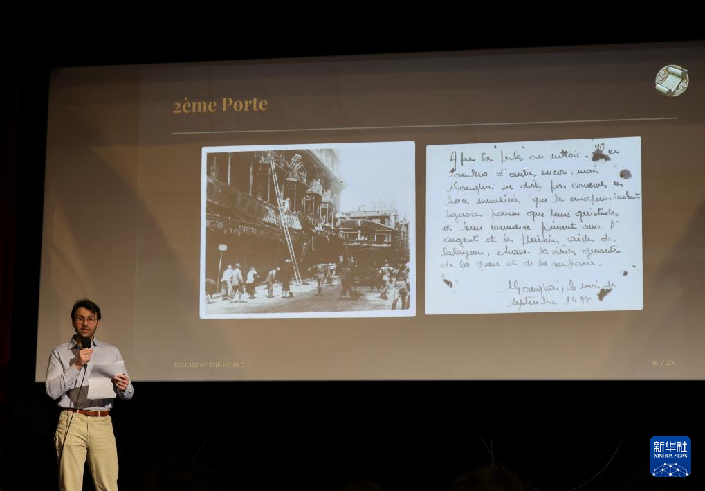 4月24日、フランス・パリで開催した上映会で写真を見せるデトレーズ氏（撮影・鄔恵我）