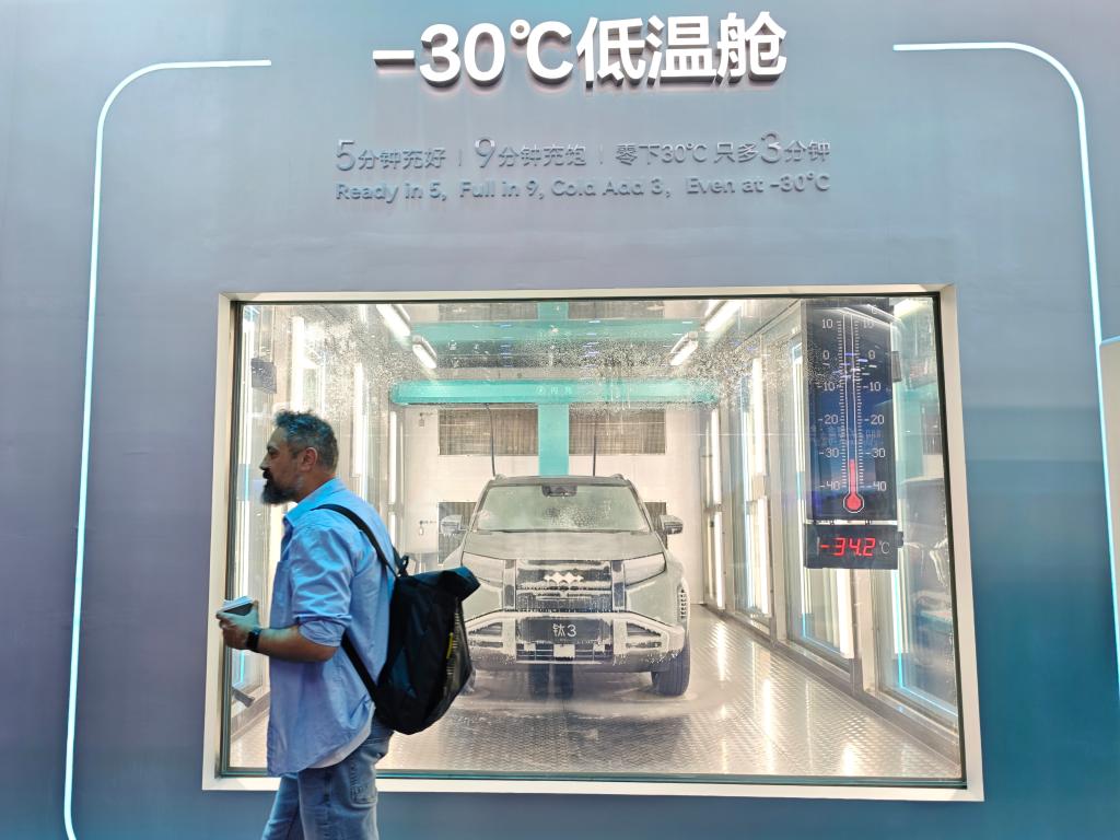 2026北京モーターショーの比亜迪（BYD）のフラッシュチャージング展示ブースに設置された氷点下30度のスペース（撮影・唐詩凝）。