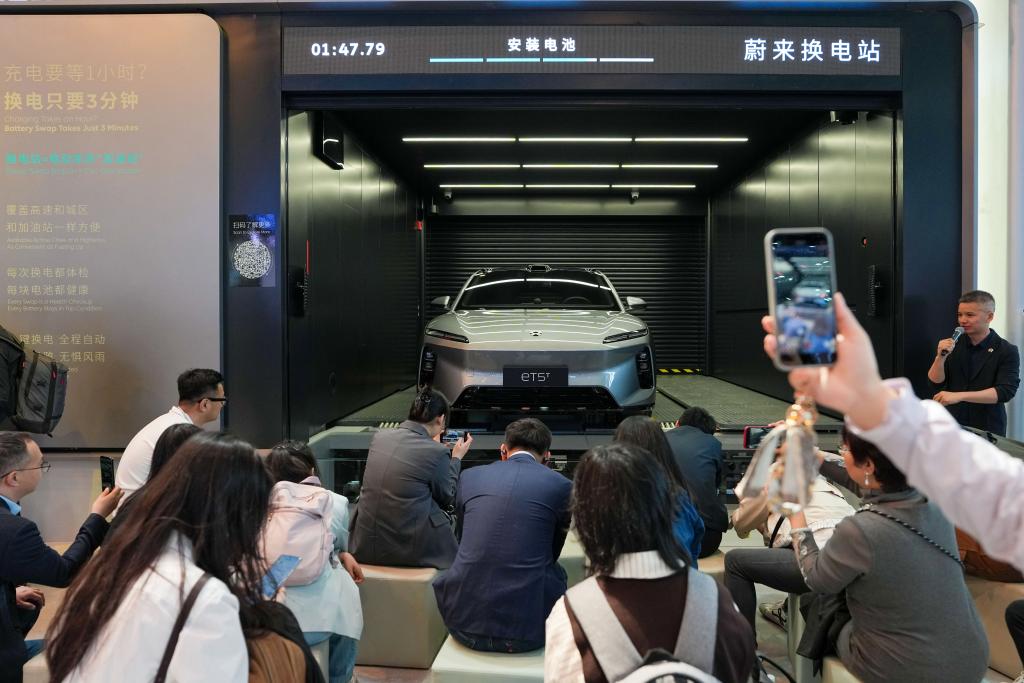 2026北京モーターショーの蔚来の展示エリアで行われた電気自動車の充電・バッテリー交換ステーションのデモンストレーション（撮影・鞠煥宗）。