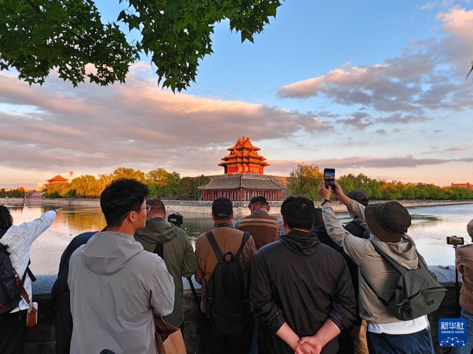 夕暮れの絶景広がる故宮角楼　北京