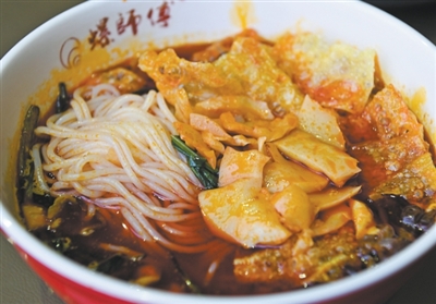 柳州市内の麺料理店で撮影されたタニシ麺。