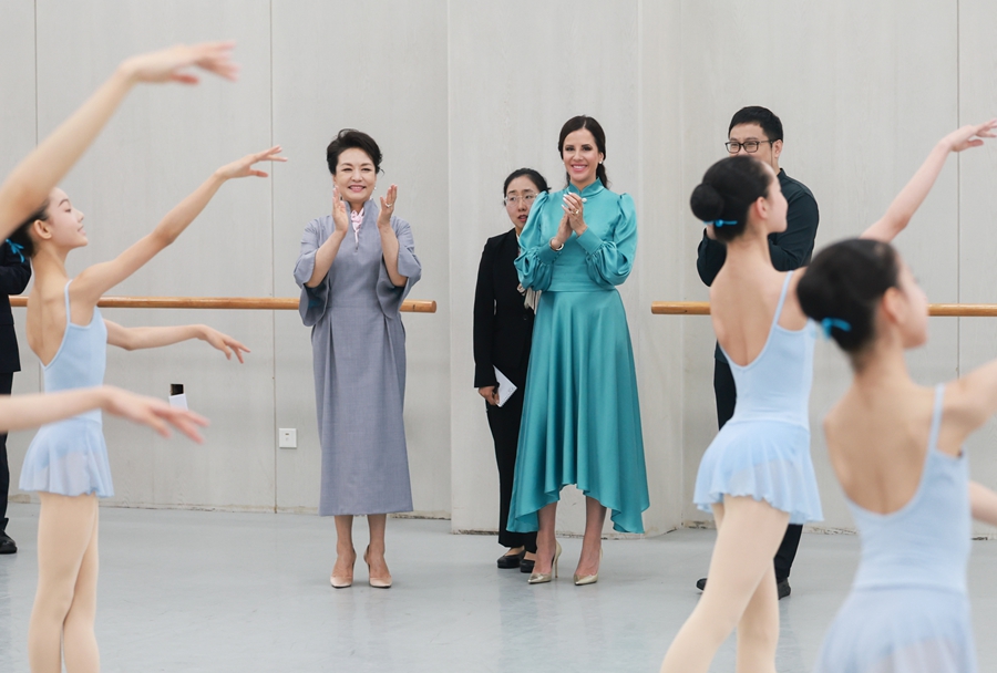 中国とセルビアの首脳夫人が北京舞踊学院を見学