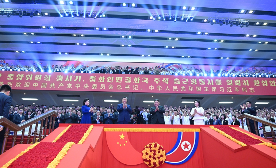 習近平総書記と彭麗媛夫人、朝鮮の特別文芸公演を観覧