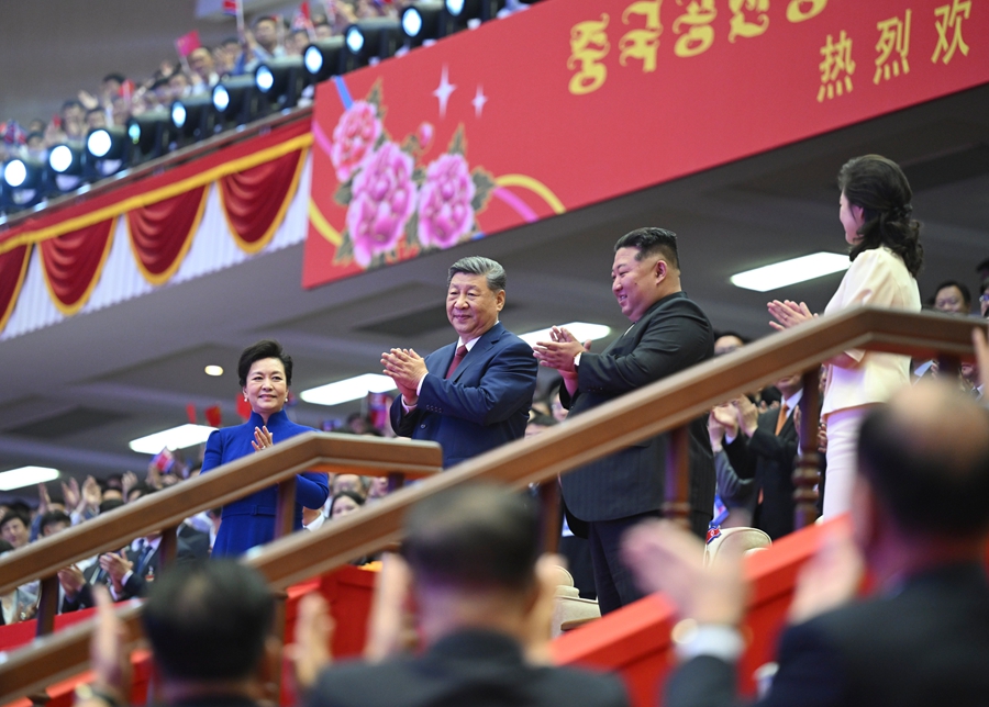 習近平総書記と彭麗媛夫人、朝鮮の特別文芸公演を観覧
