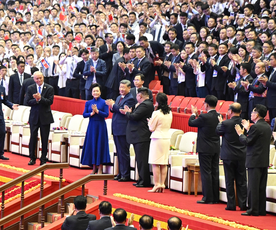 習近平総書記と彭麗媛夫人、朝鮮の特別文芸公演を観覧
