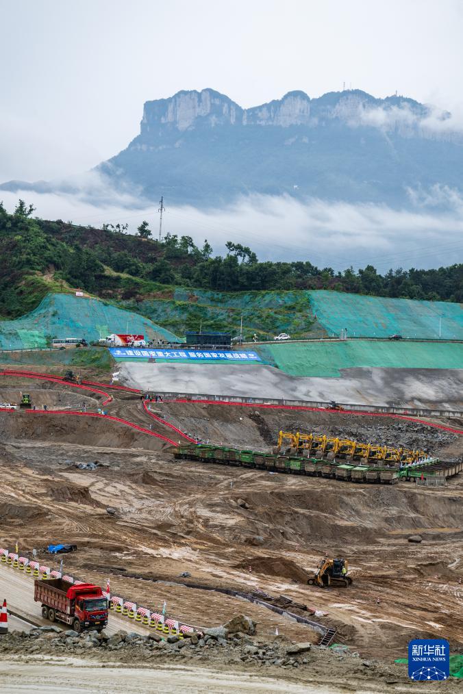 三峡水運新ルートの掘削工事現場（6月8日撮影・伍志尊）。