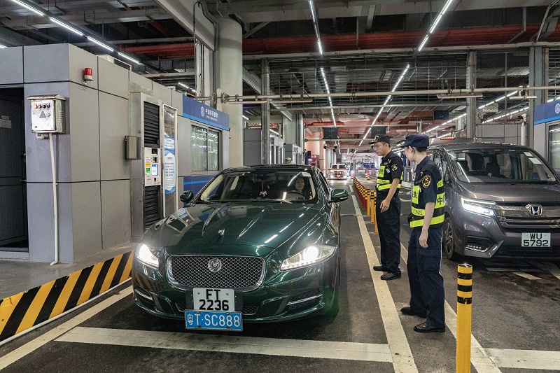 港珠澳大橋の通関地を通行する「粤車南下」の車両（撮影・林昌鋒）。