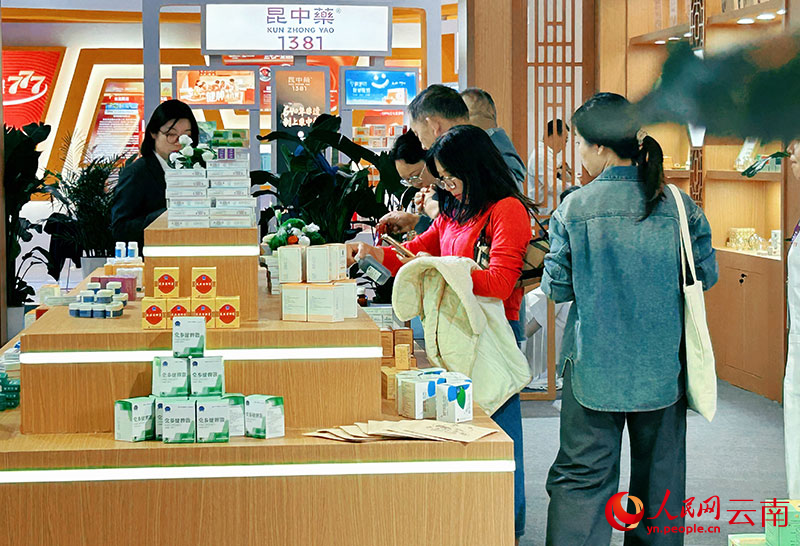 医療ウエルネス館で商品を購入する来場者（撮影・劉怡）。