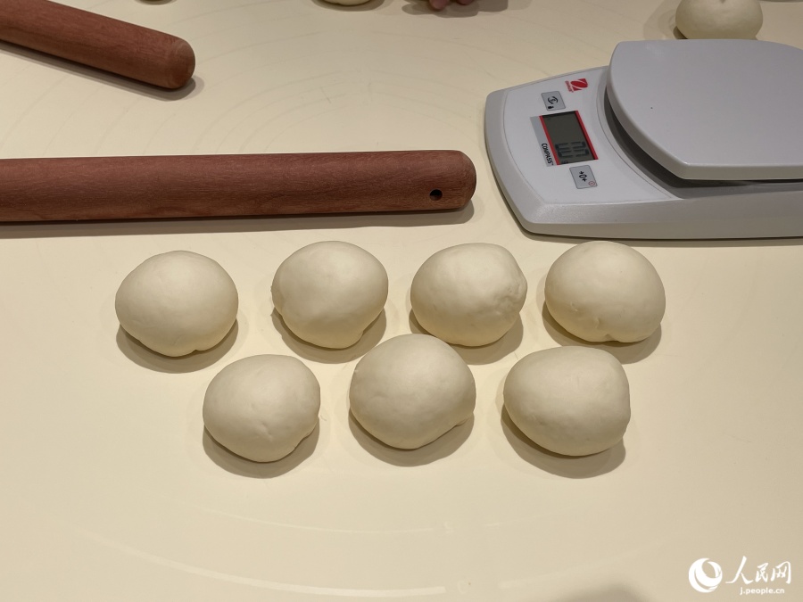 丸めた生地を二次発酵させる（撮影・勝又あや子）