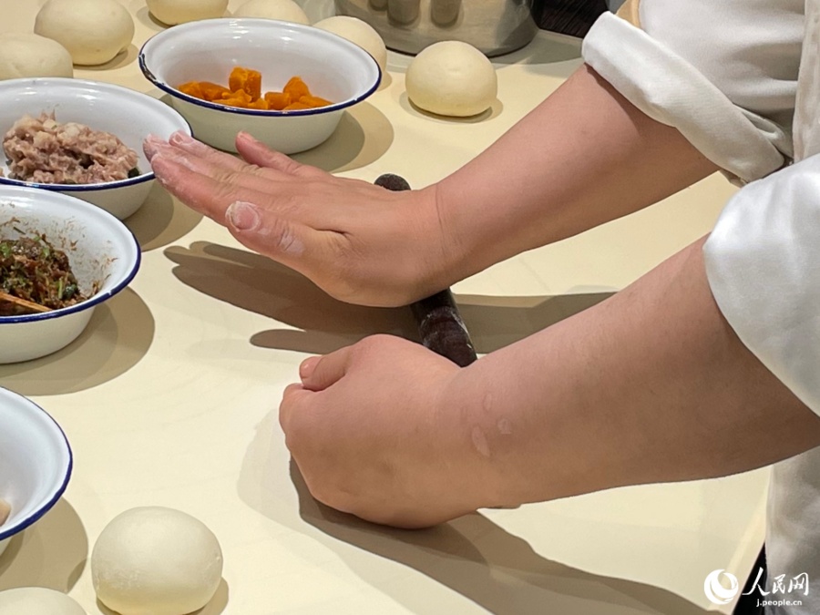 「麺棒を押す時に力を入れ、戻す時には力は入れないようにします」という先生の説明。頭では理解できるのに、実際にやってみると大混乱（撮影・勝又あや子）